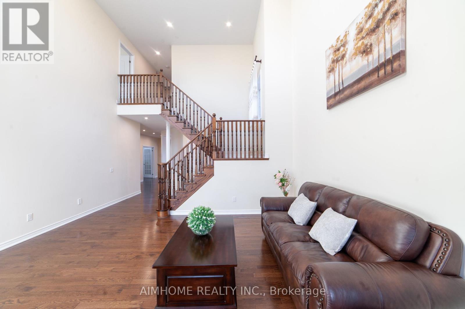 Property at 28 COUNTRYWIDE COURT image 4