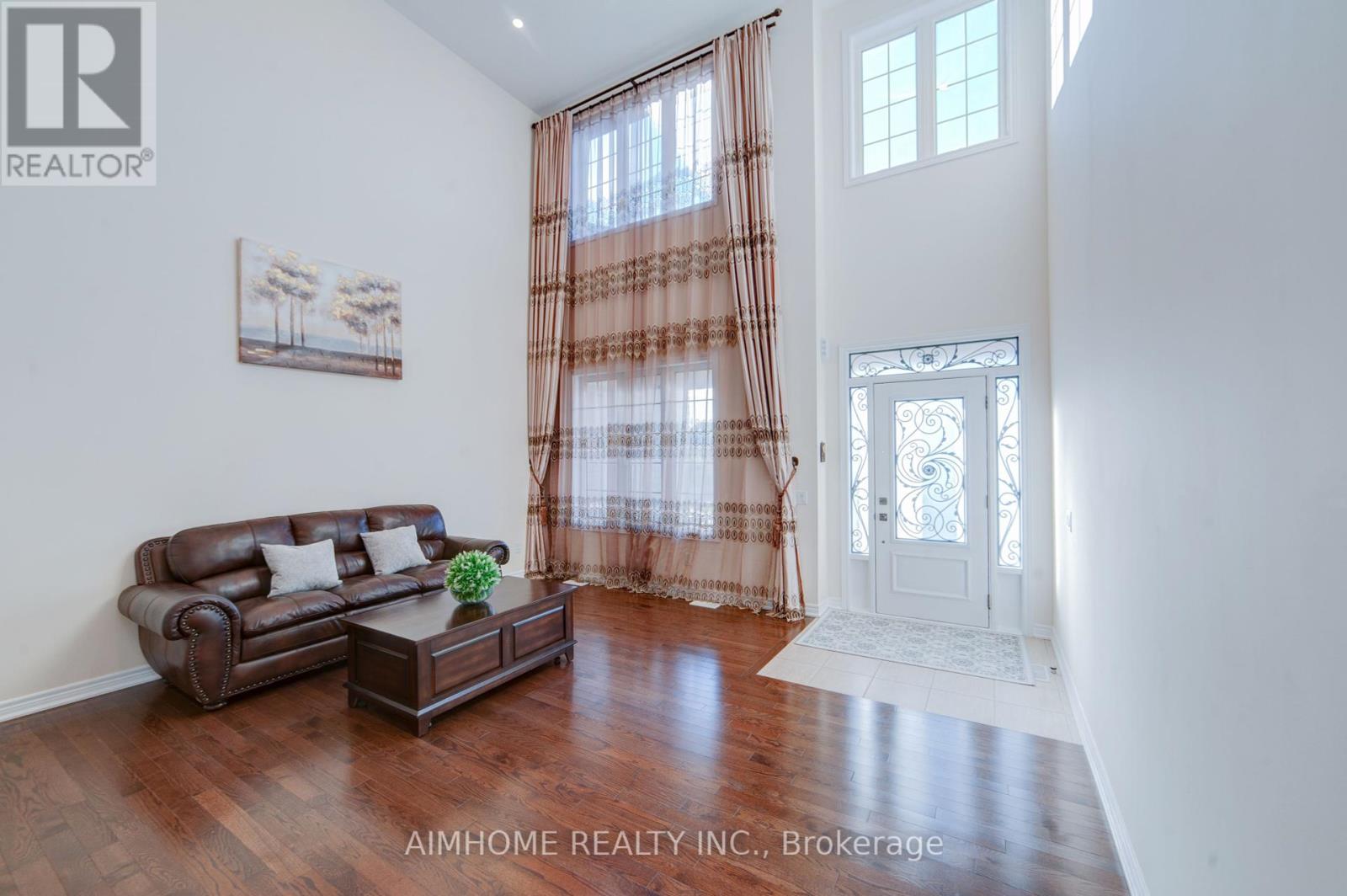 Property at 28 COUNTRYWIDE COURT image 5