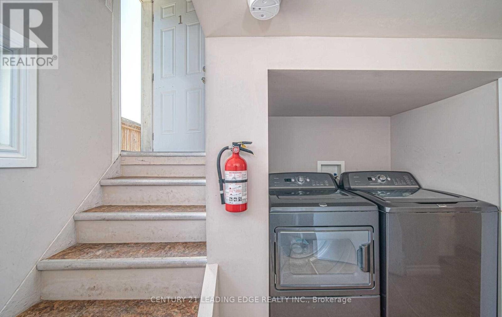 71 Hall Street, Oshawa, Ontario  L1H 2Y8 - Photo 5 - E12354364