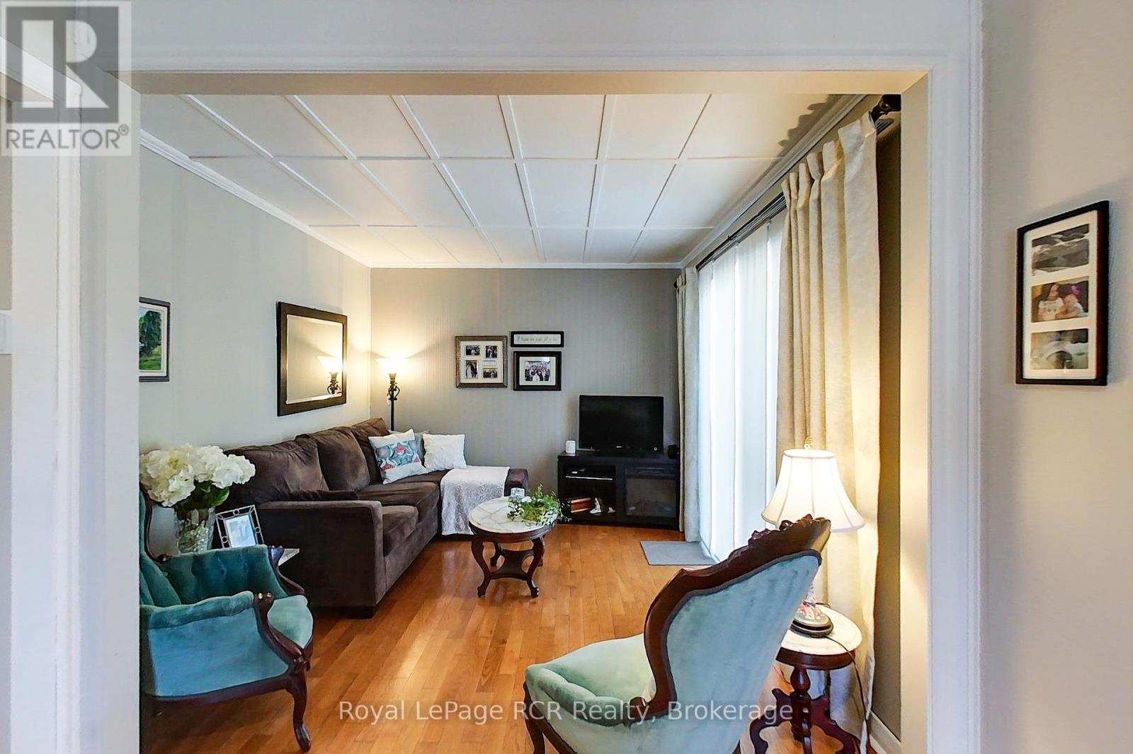 326 12th Avenue, Hanover, Ontario  N4N 2T2 - Photo 13 - X12354905