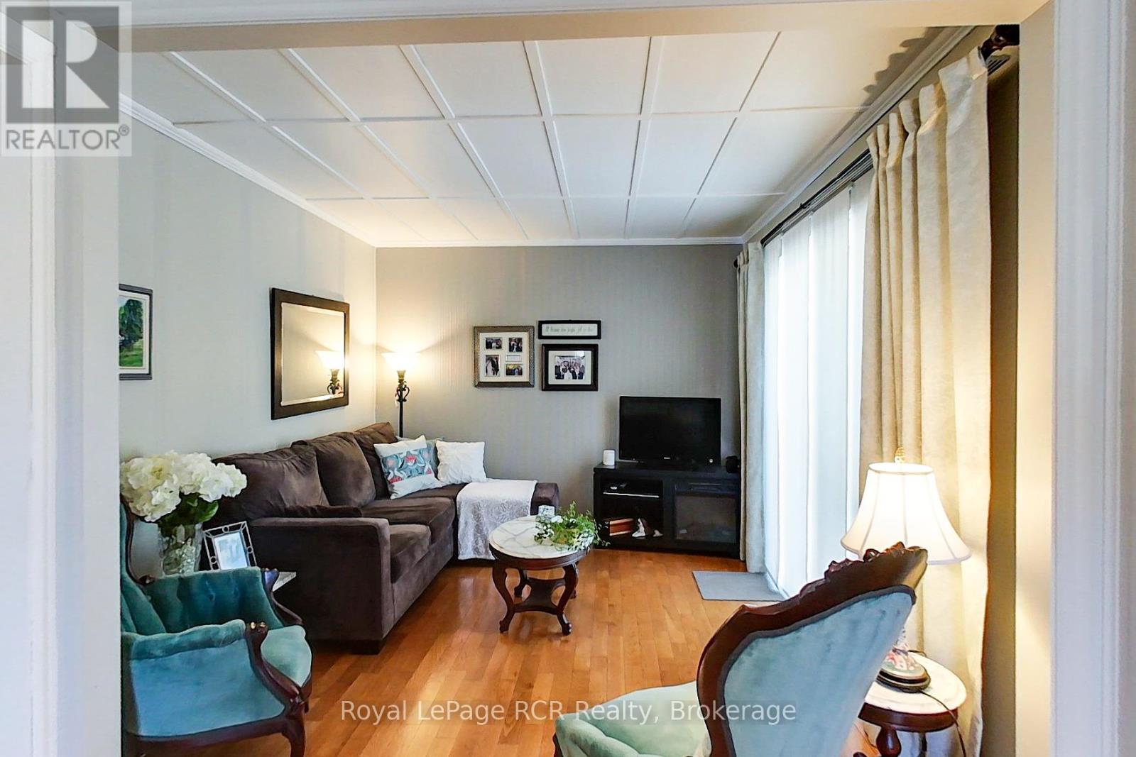 326 12th Avenue, Hanover, Ontario  N4N 2T2 - Photo 14 - X12354905