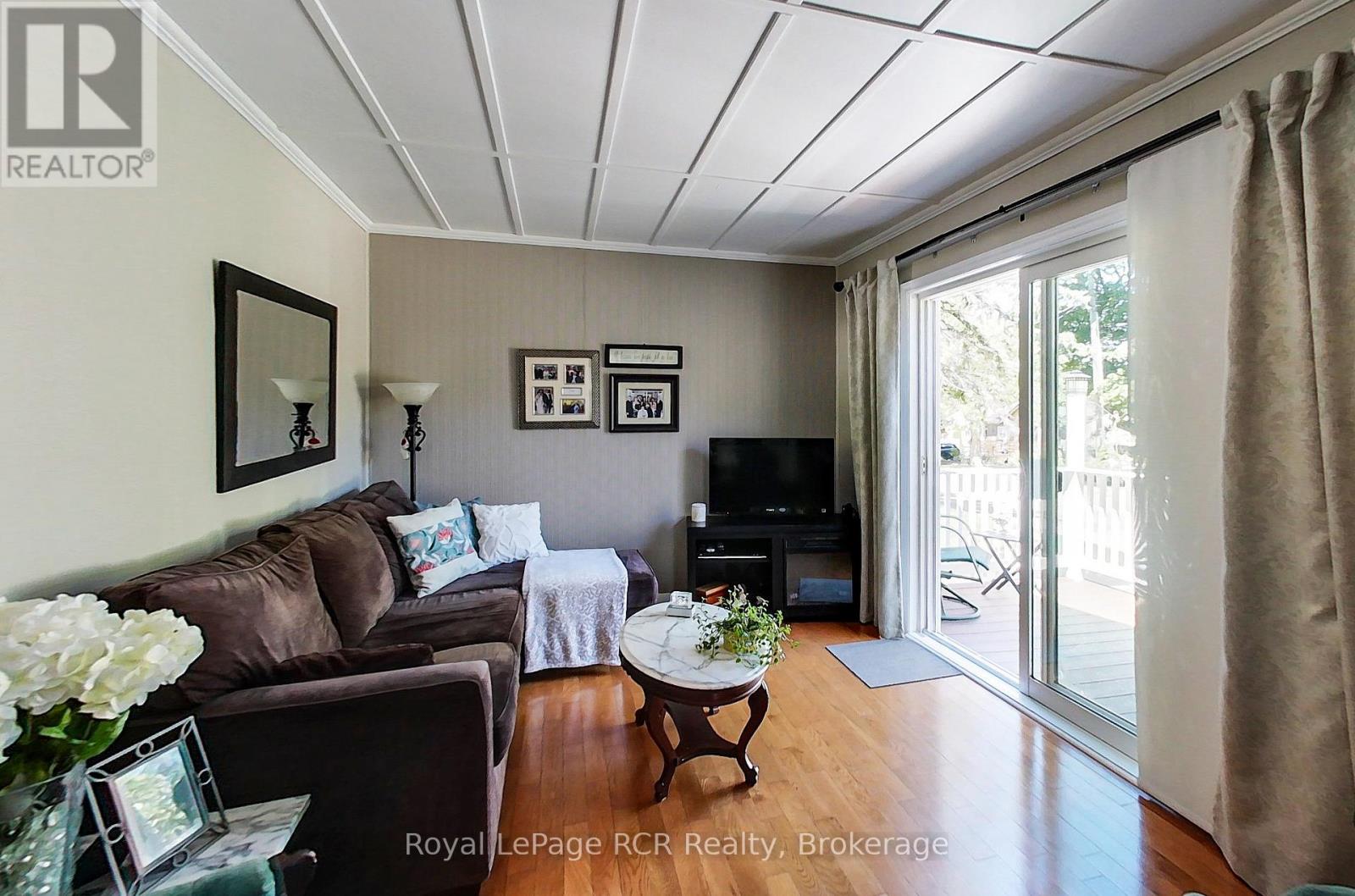 326 12th Avenue, Hanover, Ontario  N4N 2T2 - Photo 16 - X12354905