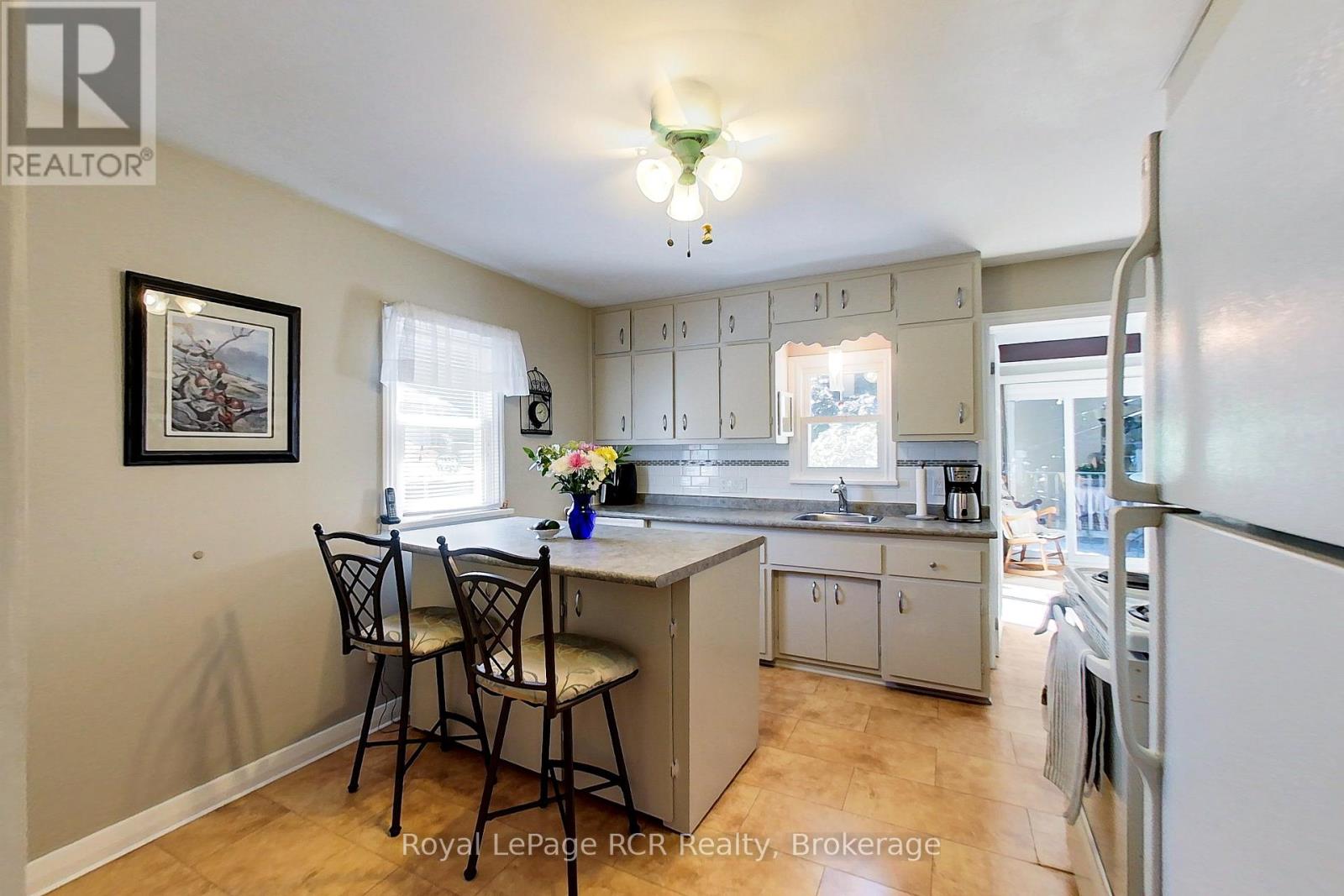 326 12th Avenue, Hanover, Ontario  N4N 2T2 - Photo 28 - X12354905
