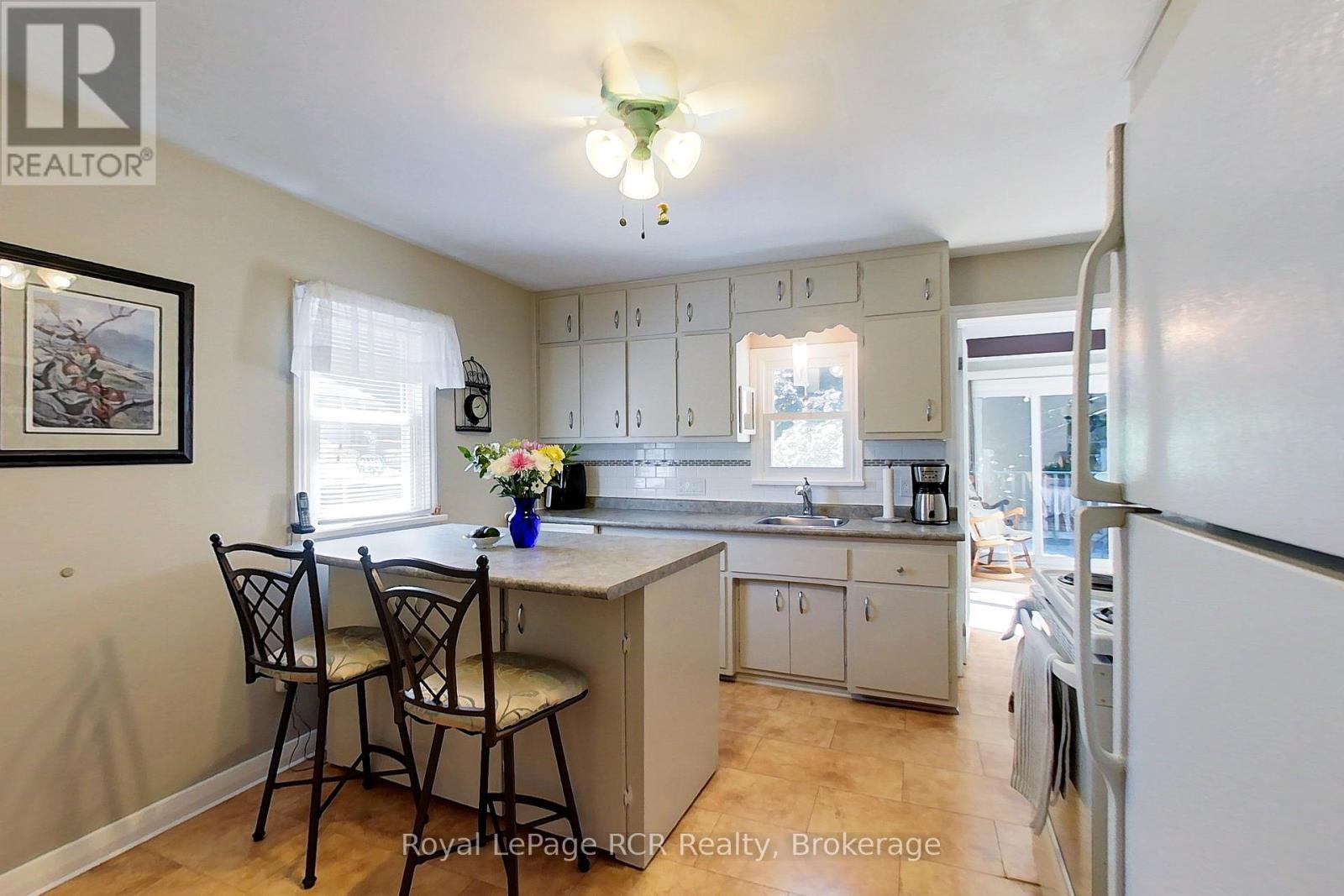 326 12th Avenue, Hanover, Ontario  N4N 2T2 - Photo 29 - X12354905