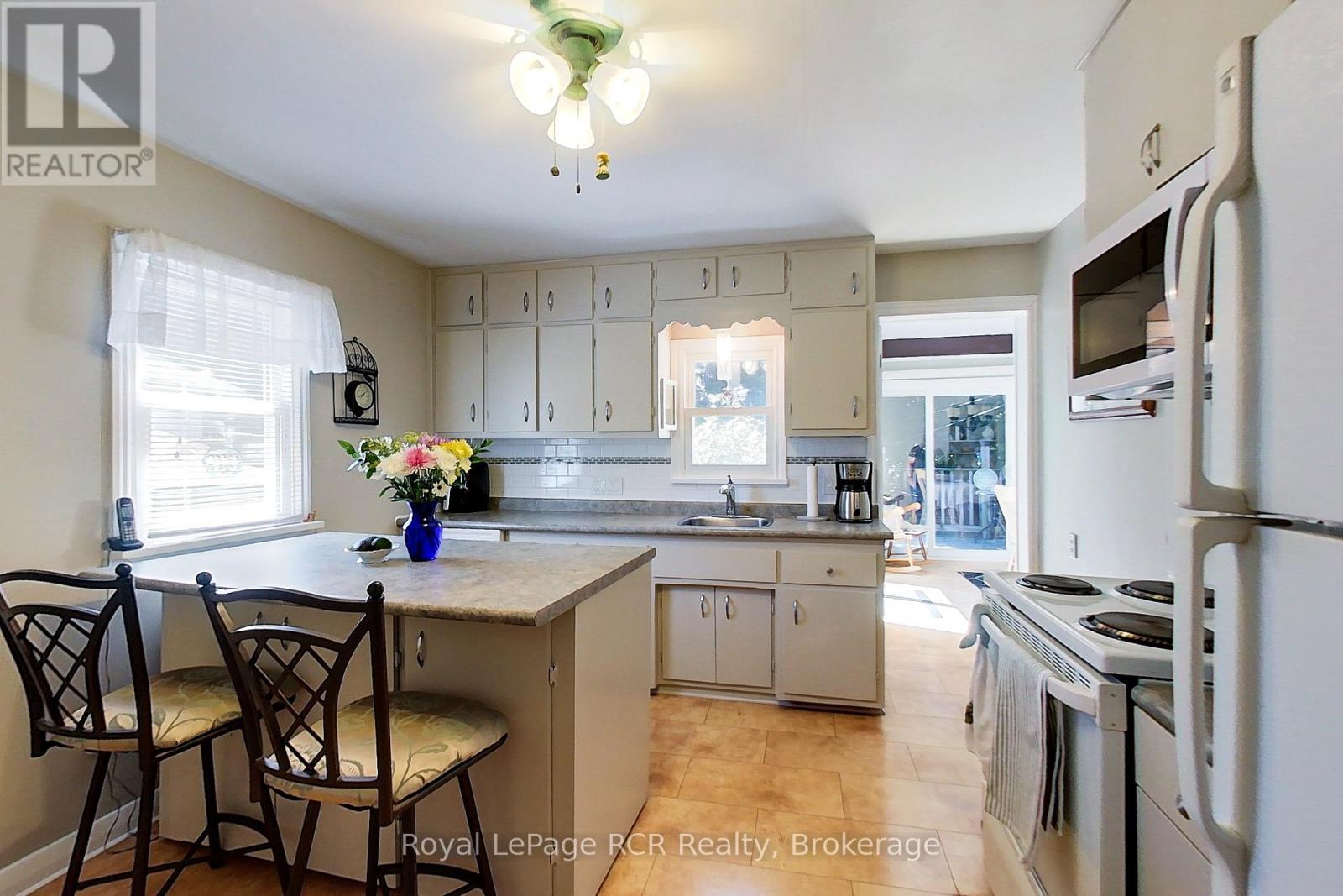 326 12th Avenue, Hanover, Ontario  N4N 2T2 - Photo 30 - X12354905
