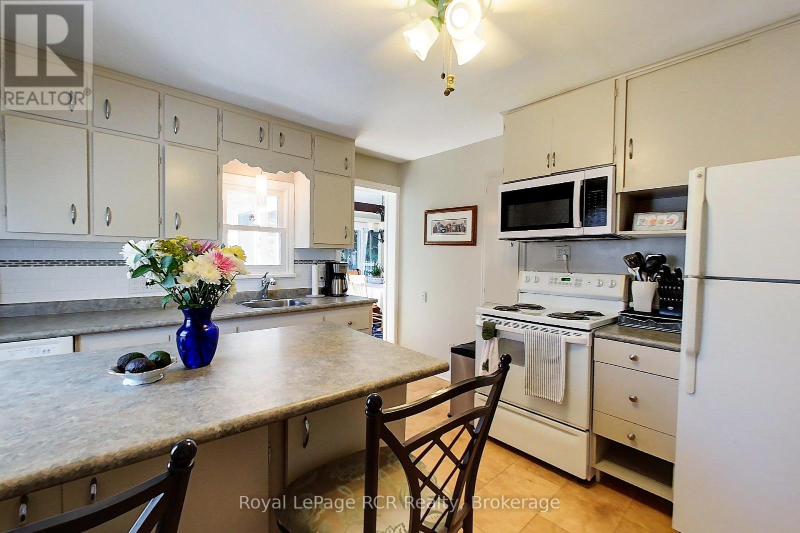 326 12th Avenue, Hanover, Ontario  N4N 2T2 - Photo 35 - X12354905