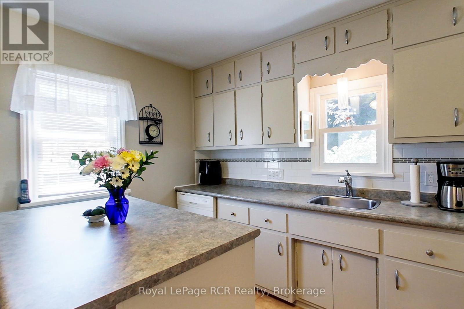 326 12th Avenue, Hanover, Ontario  N4N 2T2 - Photo 37 - X12354905
