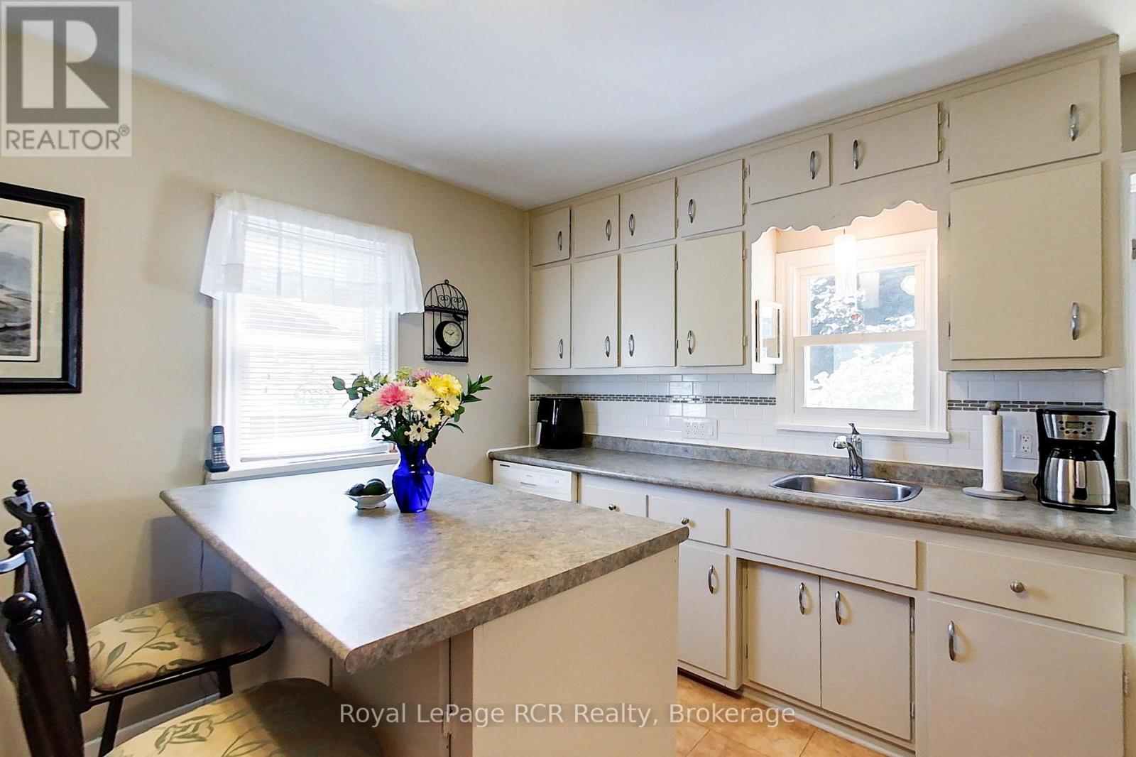 326 12th Avenue, Hanover, Ontario  N4N 2T2 - Photo 38 - X12354905