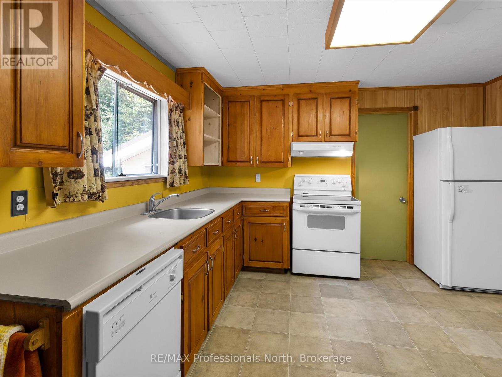 1716 Gravenhurst Parkway, Gravenhurst, Ontario  P1P 1R3 - Photo 12 - X12355030