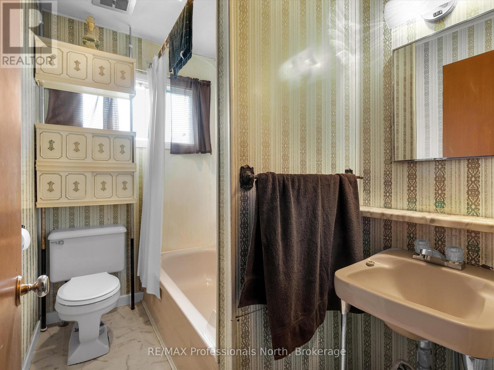 1716 Gravenhurst Parkway, Gravenhurst, Ontario  P1P 1R3 - Photo 18 - X12355030