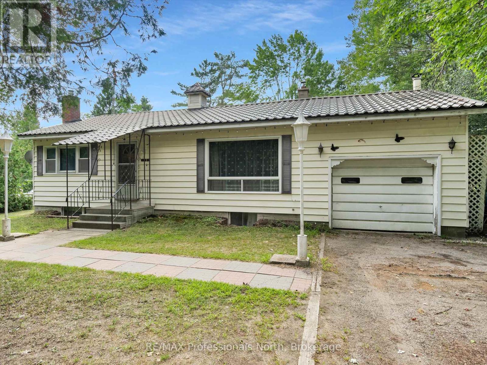 1716 Gravenhurst Parkway, Gravenhurst, Ontario  P1P 1R3 - Photo 2 - X12355030