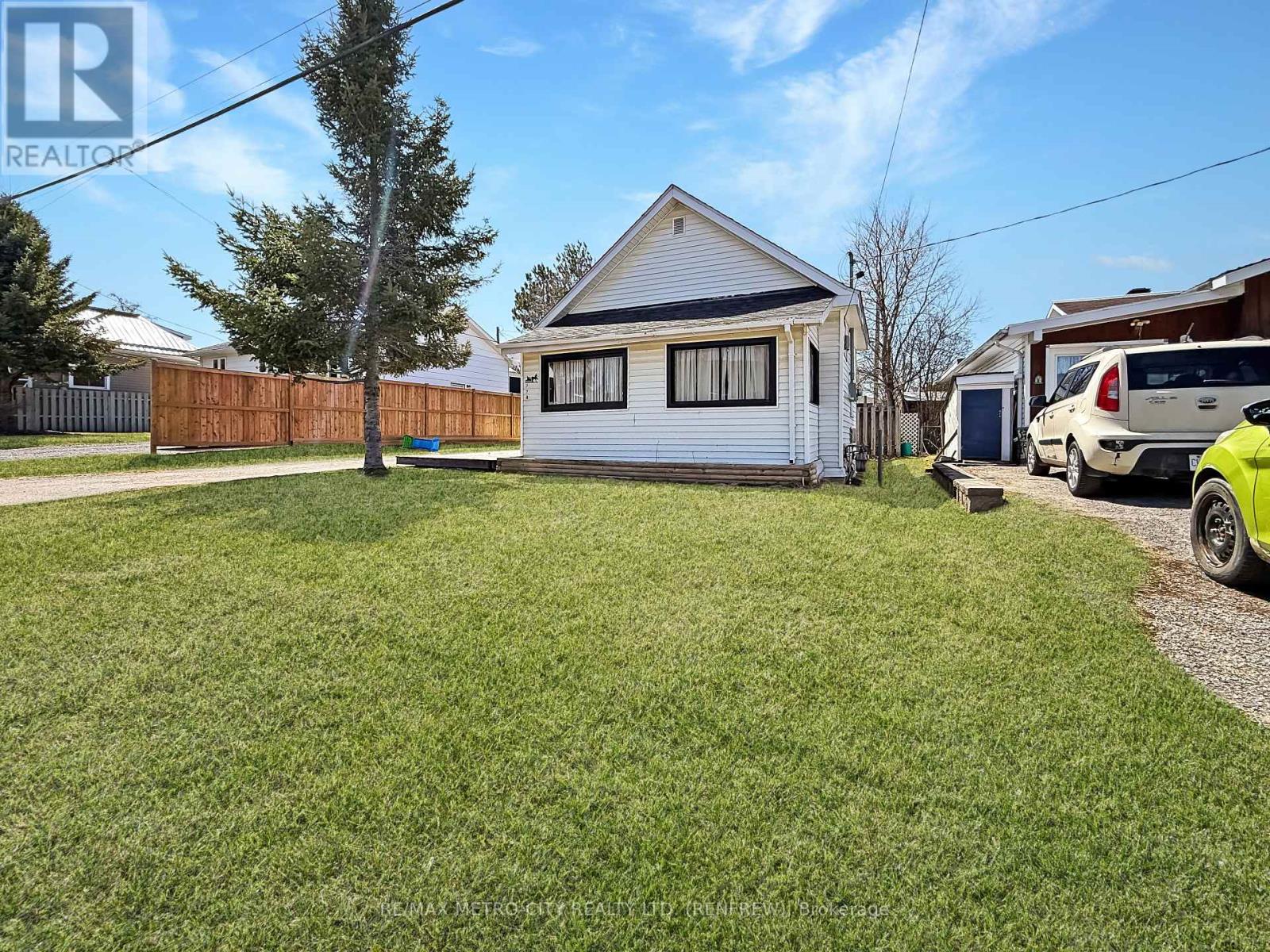 778 Seventh Street, Renfrew, Ontario  K7V 1B7 - Photo 3 - X12354908