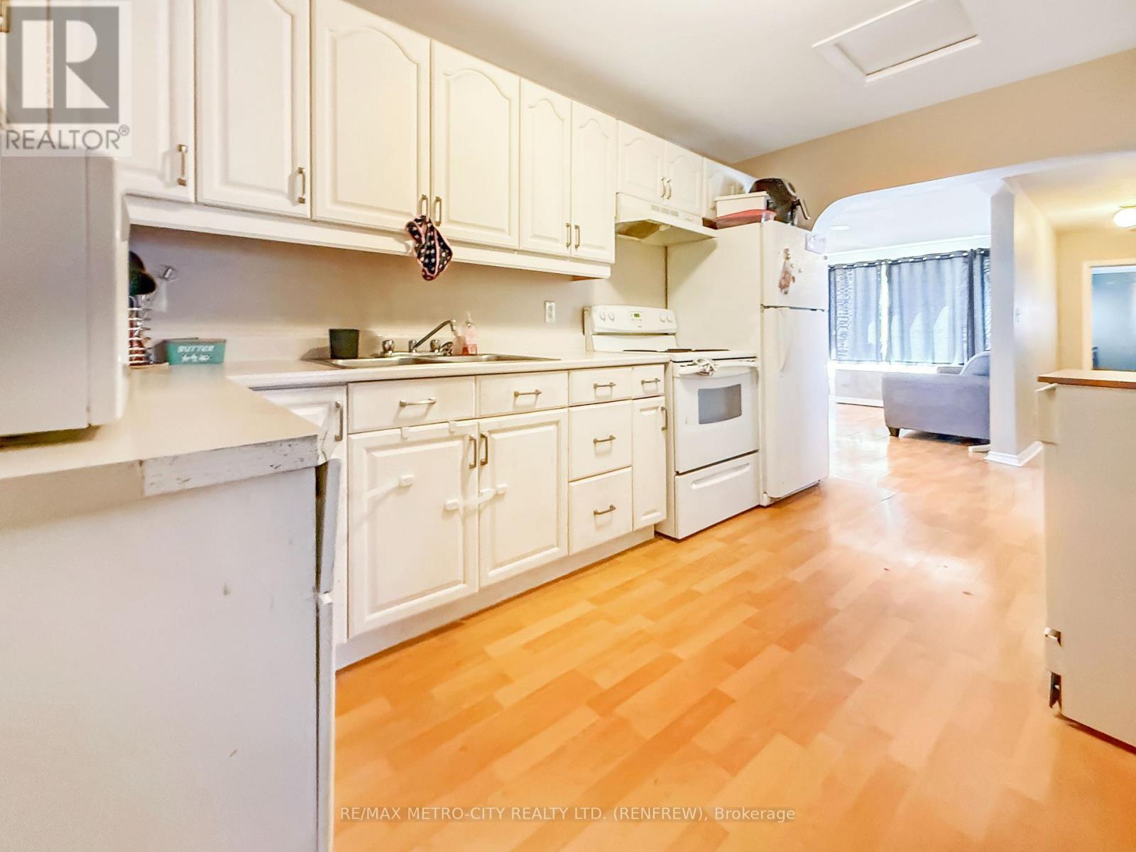 778 Seventh Street, Renfrew, Ontario  K7V 1B7 - Photo 5 - X12354908