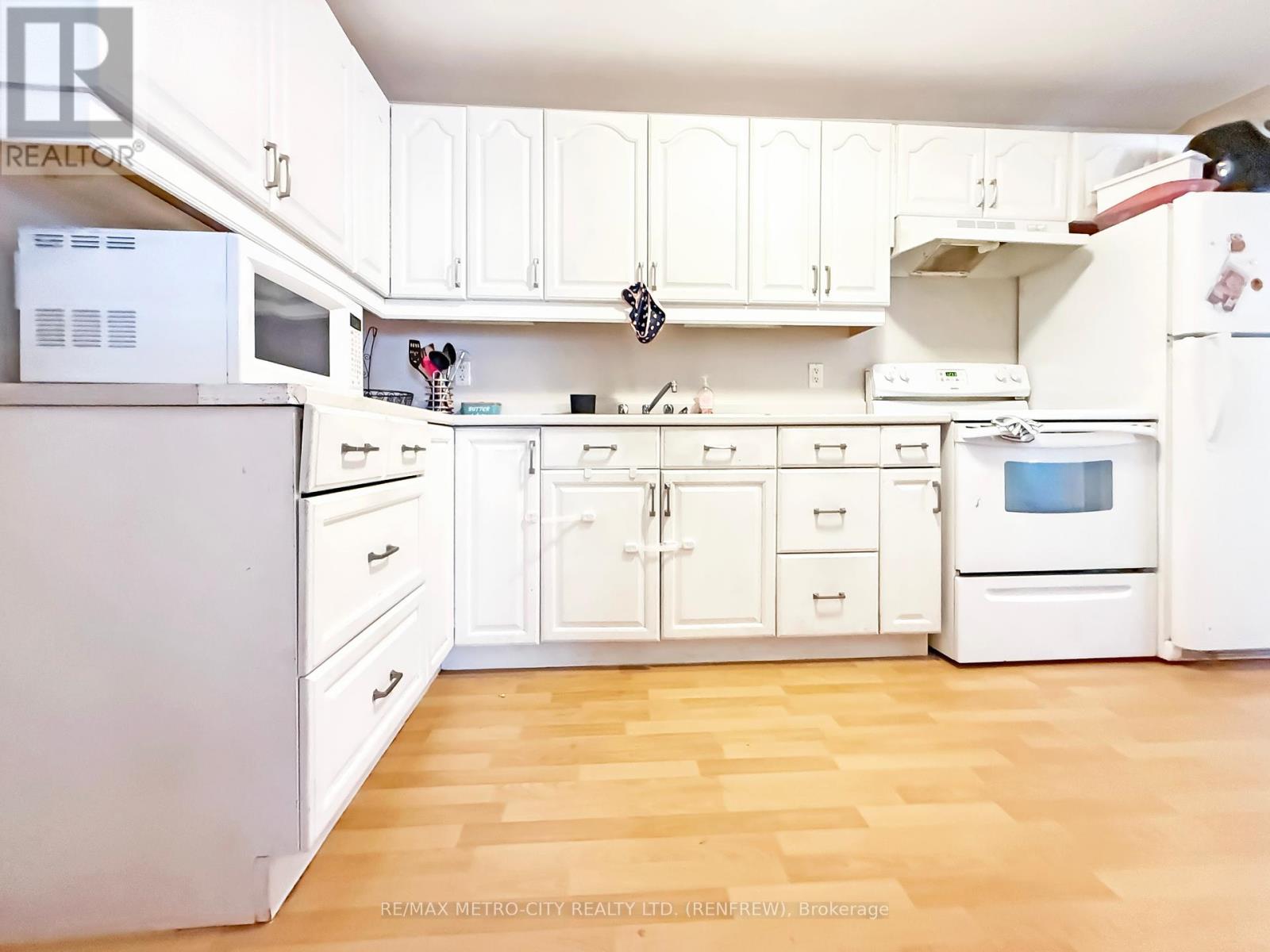 778 Seventh Street, Renfrew, Ontario  K7V 1B7 - Photo 6 - X12354908