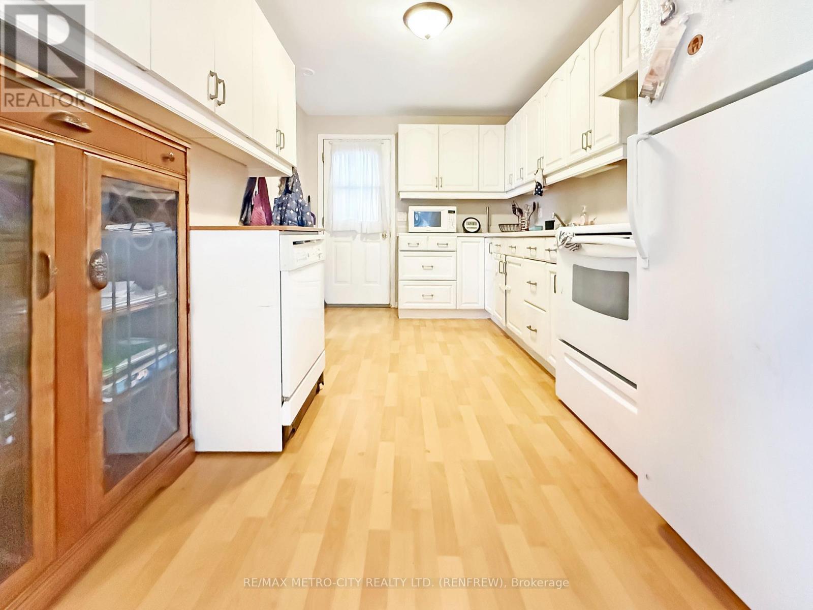 778 Seventh Street, Renfrew, Ontario  K7V 1B7 - Photo 7 - X12354908