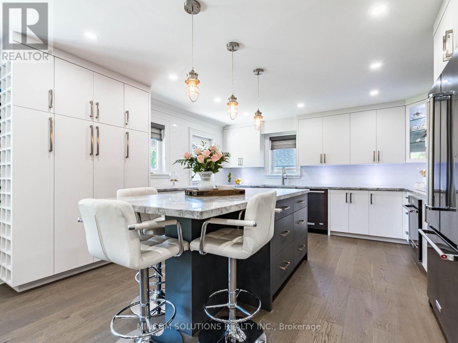 37 Suburban Drive, Mississauga, Ontario  L5N 1G8 - Photo 10 - W12354890