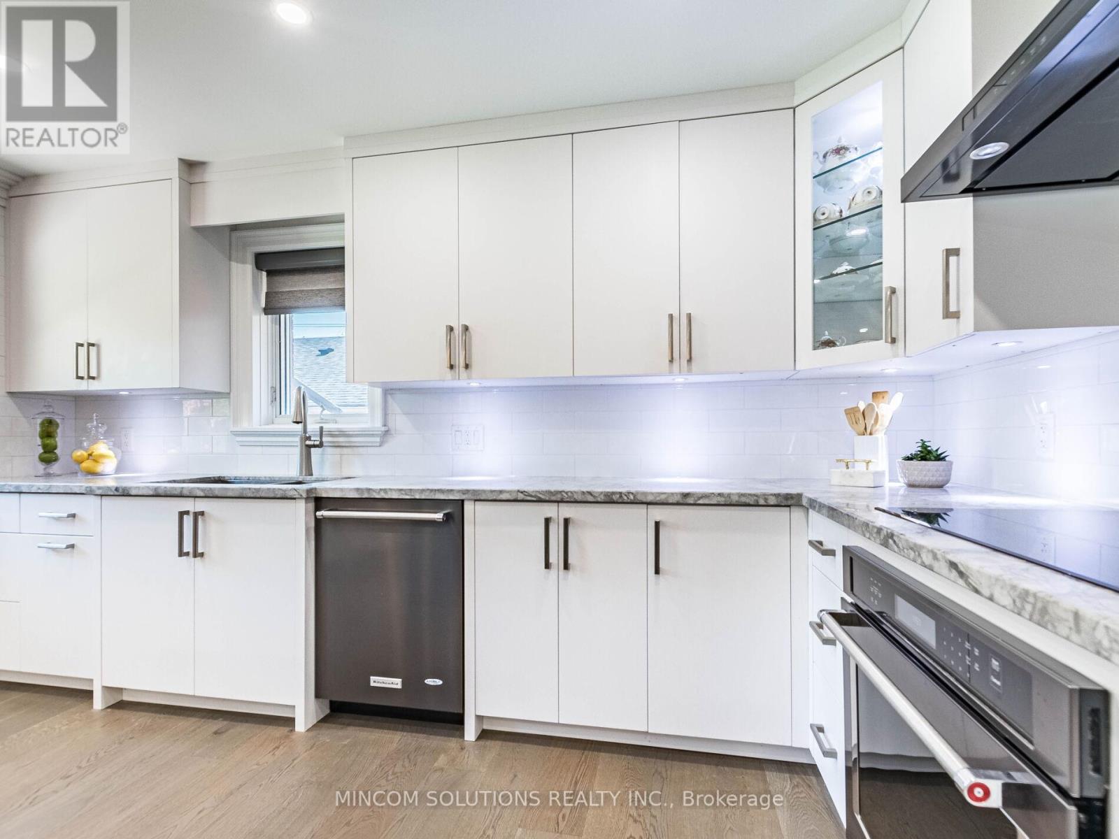 37 Suburban Drive, Mississauga, Ontario  L5N 1G8 - Photo 11 - W12354890