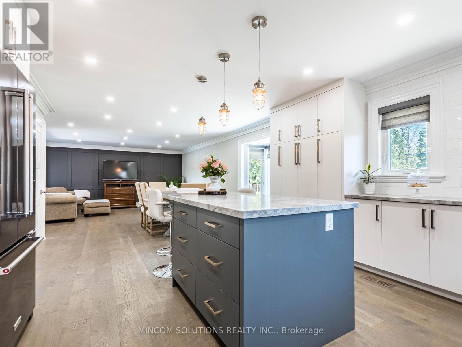 37 Suburban Drive, Mississauga, Ontario  L5N 1G8 - Photo 12 - W12354890