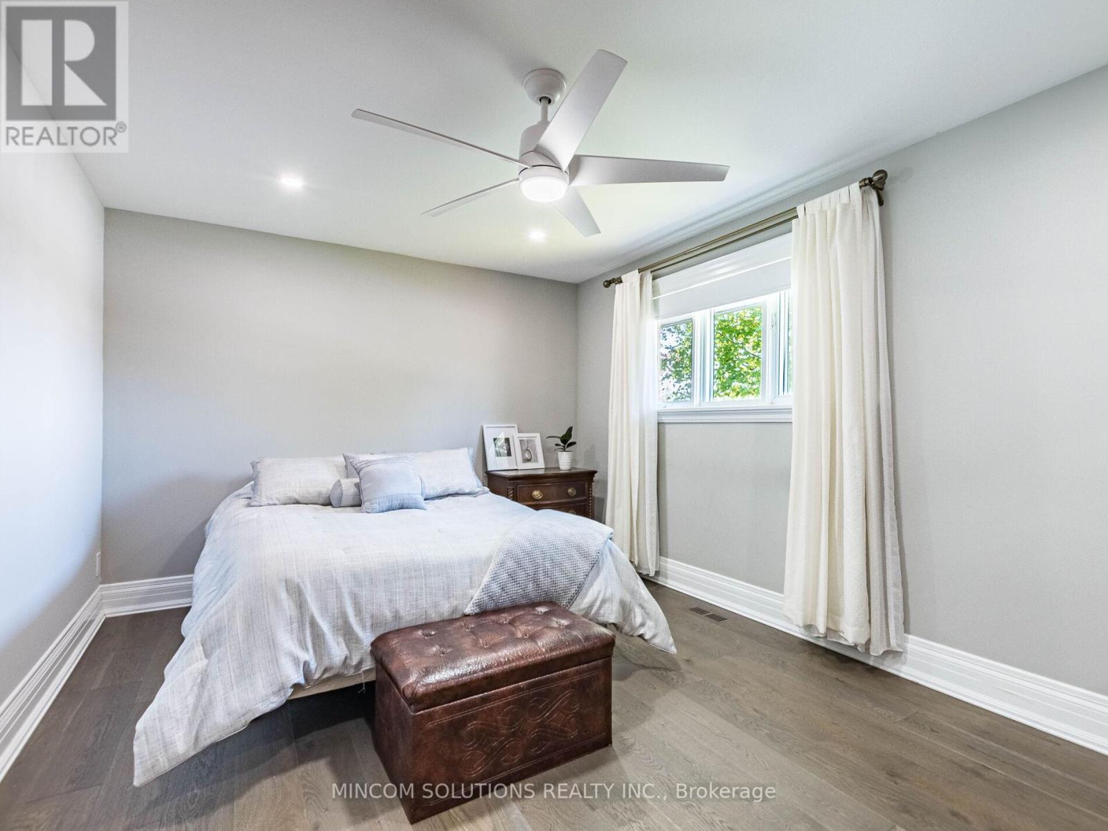 37 Suburban Drive, Mississauga, Ontario  L5N 1G8 - Photo 15 - W12354890