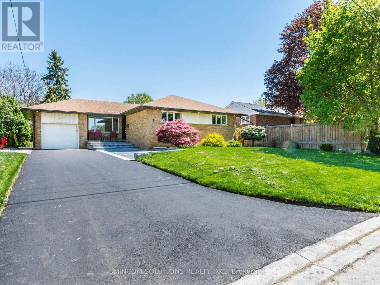 37 Suburban Drive, Mississauga, Ontario  L5N 1G8 - Photo 2 - W12354890