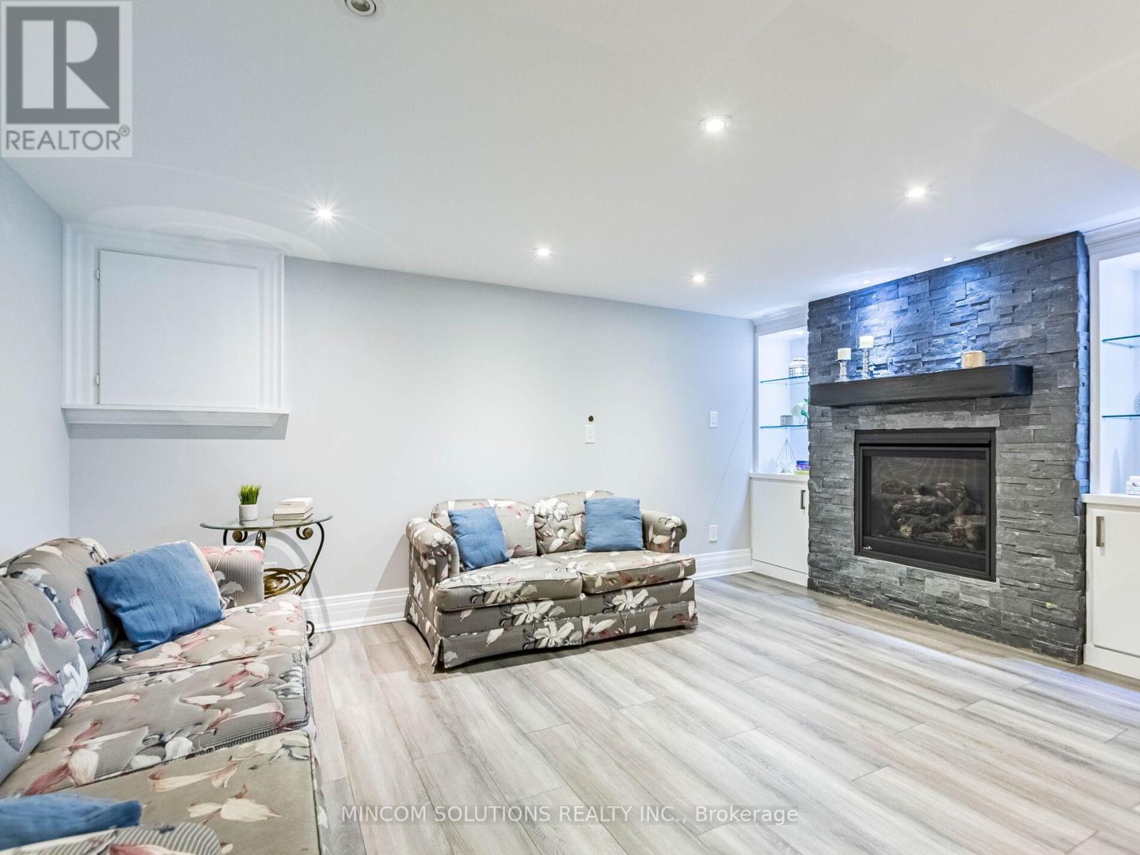37 Suburban Drive, Mississauga, Ontario  L5N 1G8 - Photo 25 - W12354890