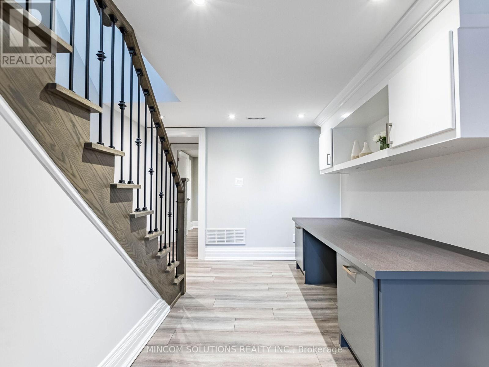 37 Suburban Drive, Mississauga, Ontario  L5N 1G8 - Photo 29 - W12354890