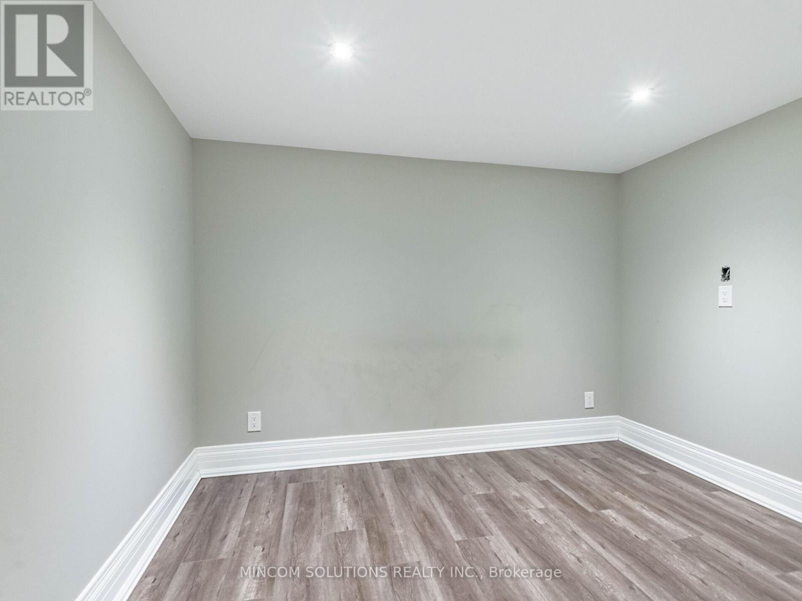 37 Suburban Drive, Mississauga, Ontario  L5N 1G8 - Photo 30 - W12354890