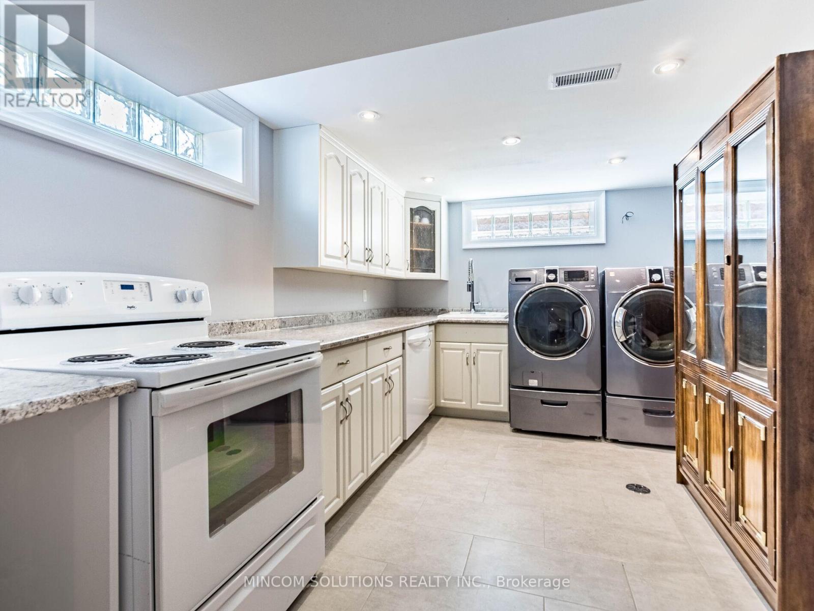 37 Suburban Drive, Mississauga, Ontario  L5N 1G8 - Photo 35 - W12354890