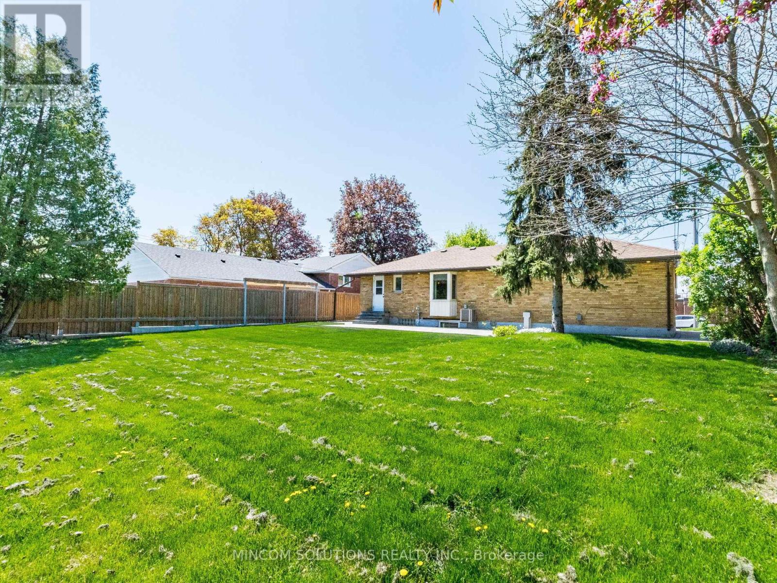 37 Suburban Drive, Mississauga, Ontario  L5N 1G8 - Photo 41 - W12354890