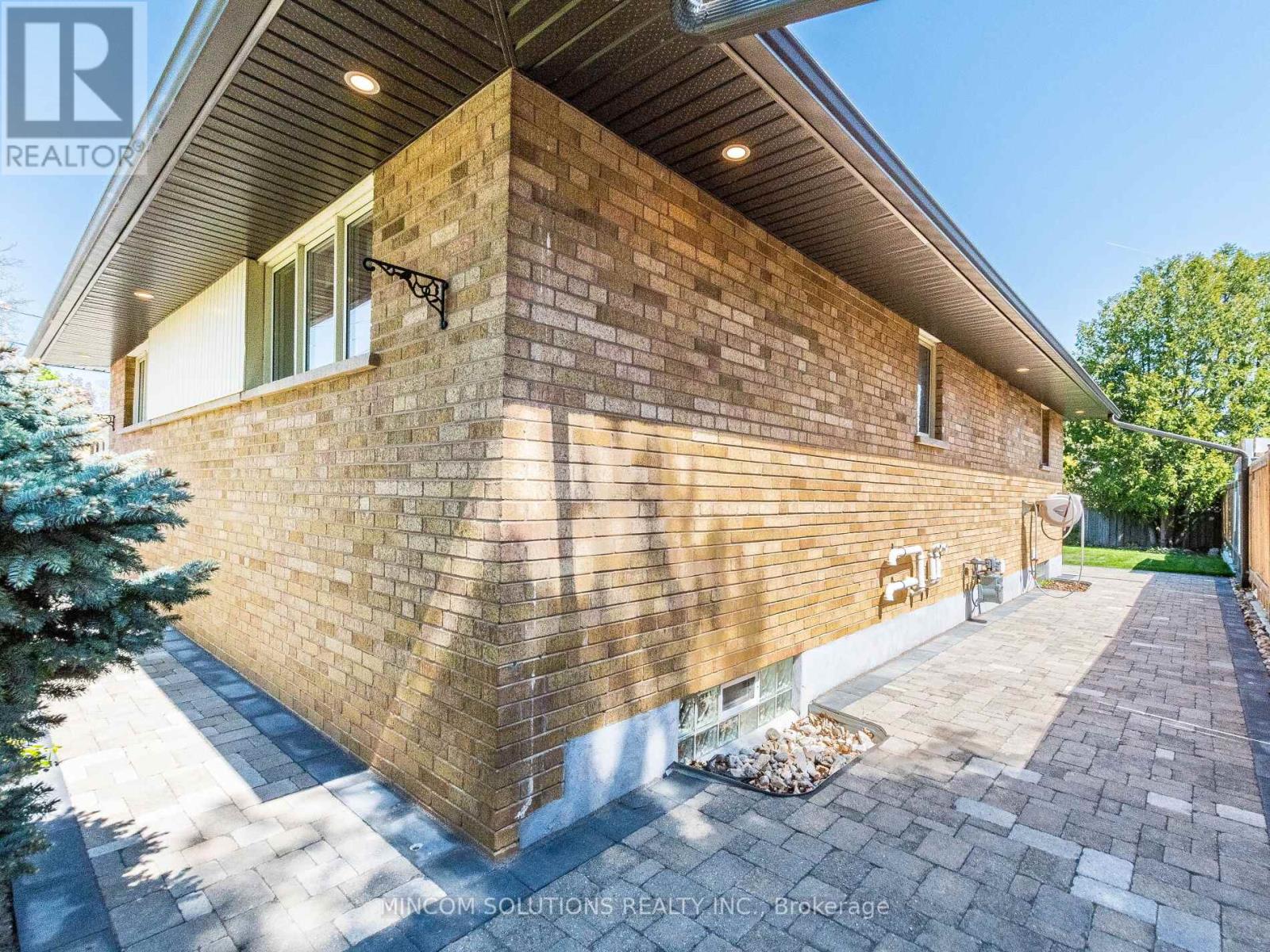 37 Suburban Drive, Mississauga, Ontario  L5N 1G8 - Photo 43 - W12354890