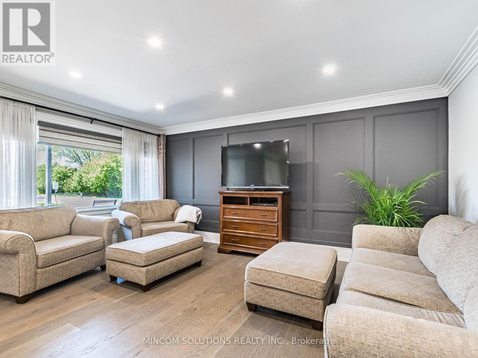 37 Suburban Drive, Mississauga, Ontario  L5N 1G8 - Photo 6 - W12354890