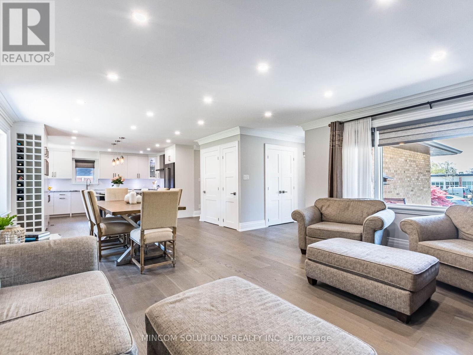 37 Suburban Drive, Mississauga, Ontario  L5N 1G8 - Photo 7 - W12354890