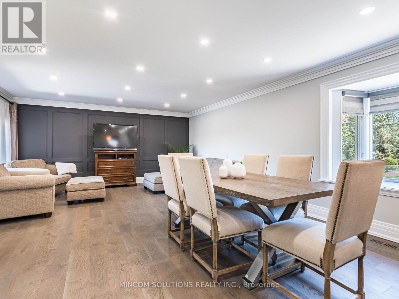 37 Suburban Drive, Mississauga, Ontario  L5N 1G8 - Photo 8 - W12354890