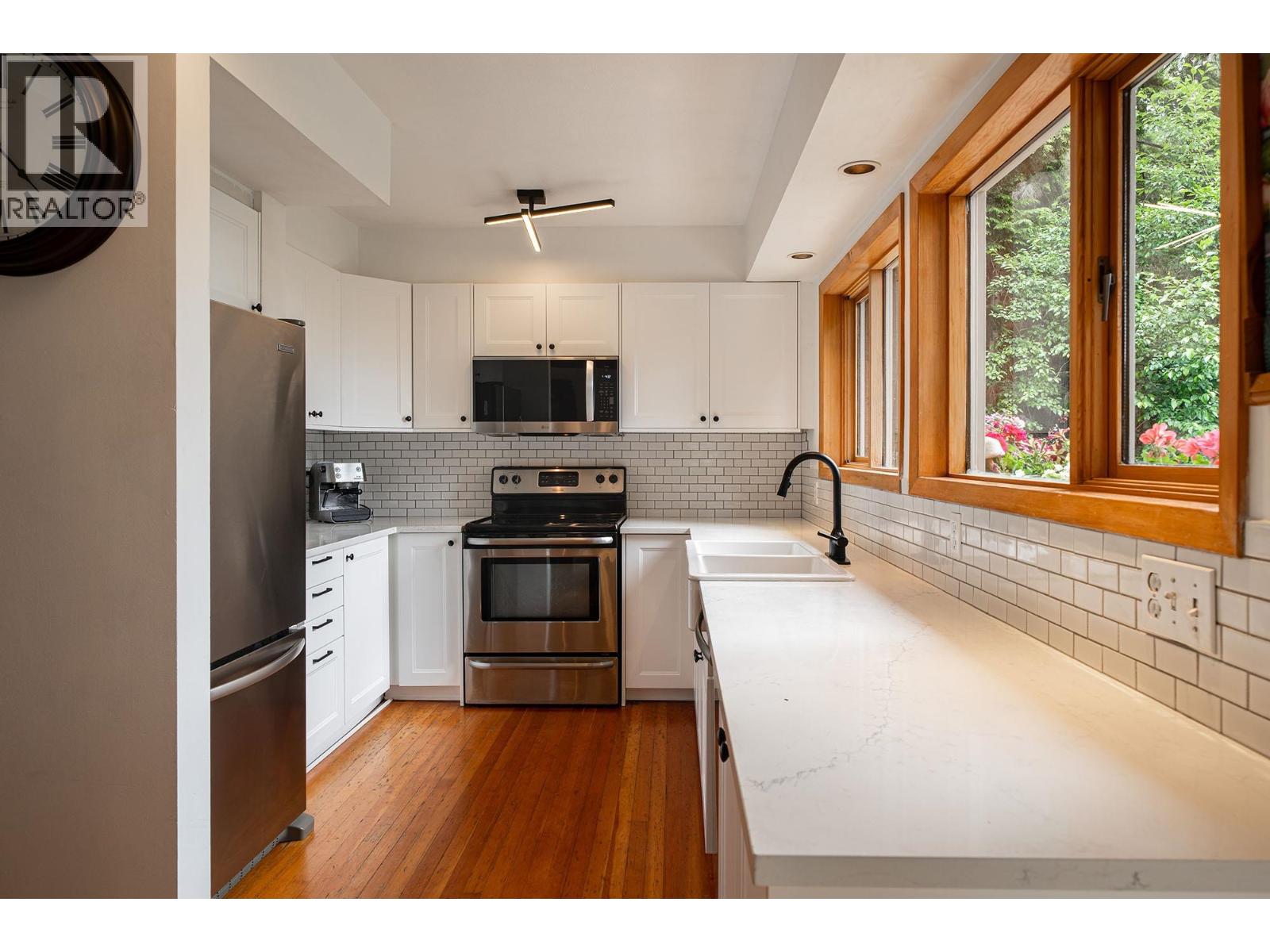 Property at 733 WINDJAMMER ROAD image 5