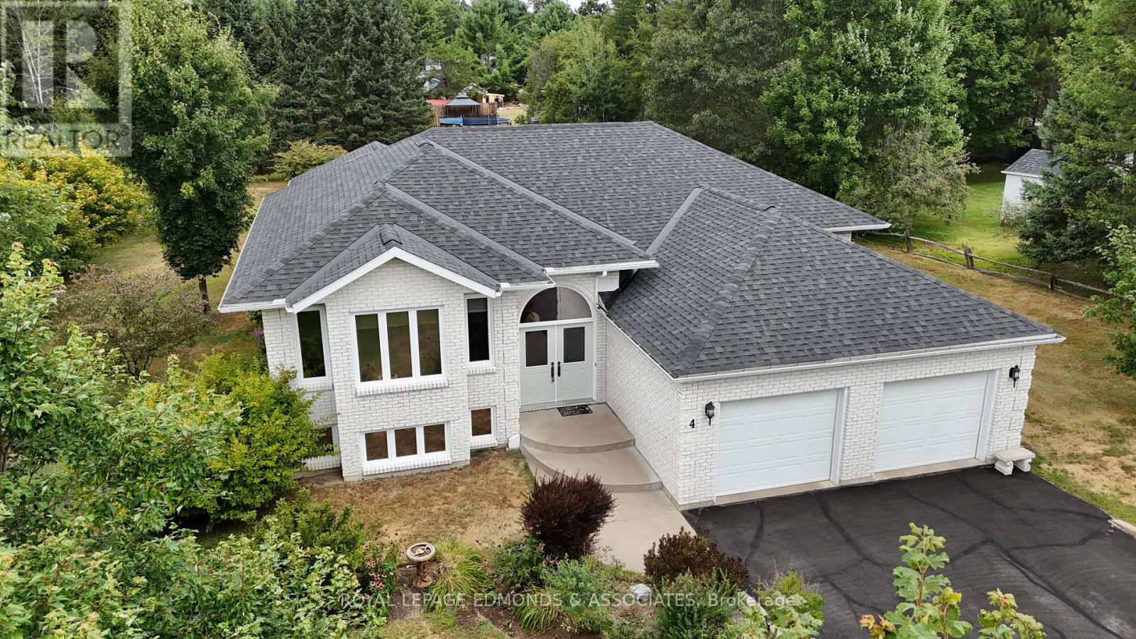 4 Jamie Crescent, Petawawa, Ontario  K8H 3N2 - Photo 2 - X12355180