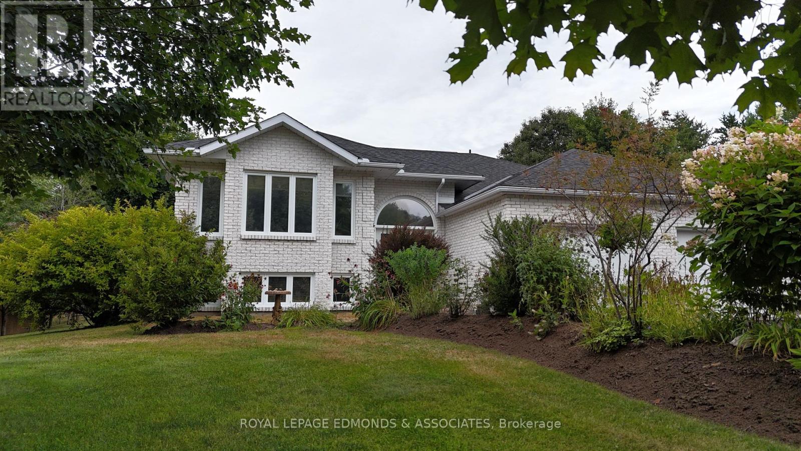 4 Jamie Crescent, Petawawa, Ontario  K8H 3N2 - Photo 3 - X12355180