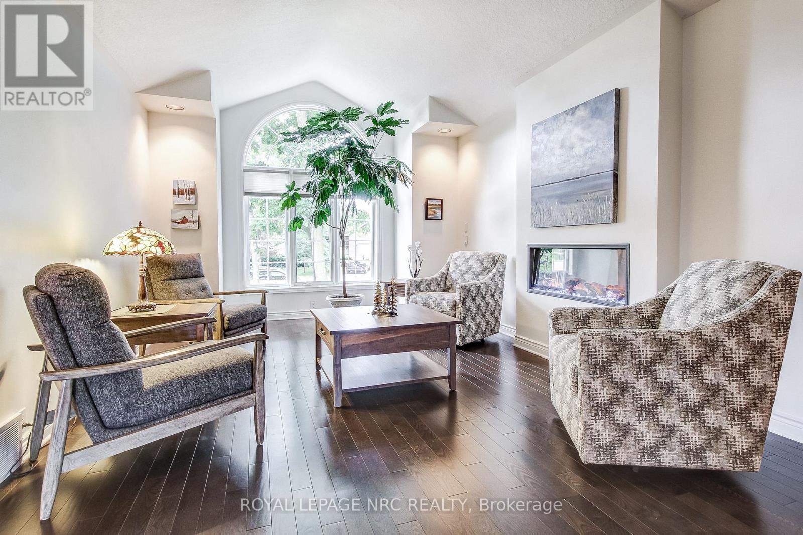 645 Clarence Street, Port Colborne (Sugarloaf), Ontario  L3K 6B8 - Photo 4 - X12355194