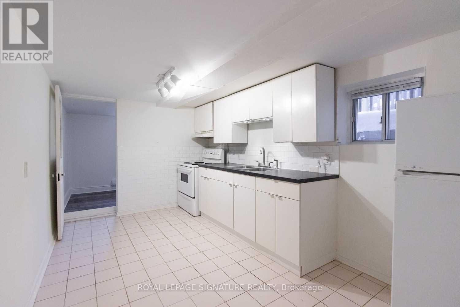 Lower - 613 Crawford Street, Toronto (Palmerston-Little Italy), Ontario  M6G 3K1 - Photo 3 - C12355099
