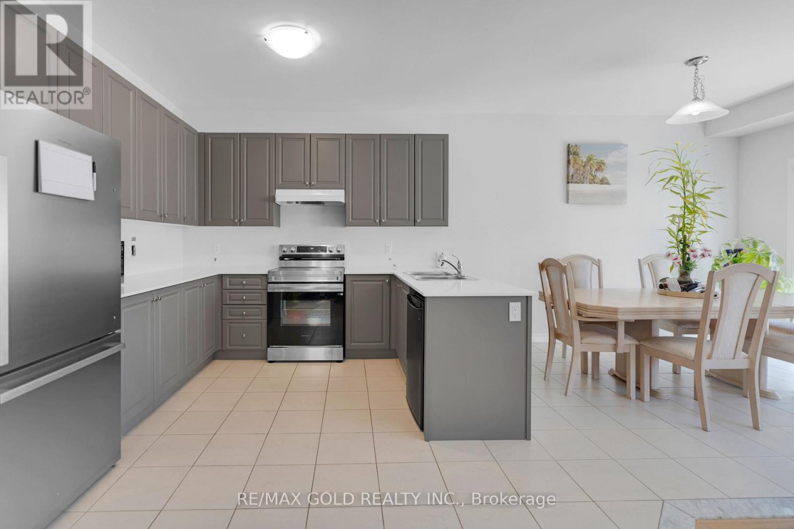 109 Palace Street, Thorold, Ontario  L2V 0M9 - Photo 4 - X12353334