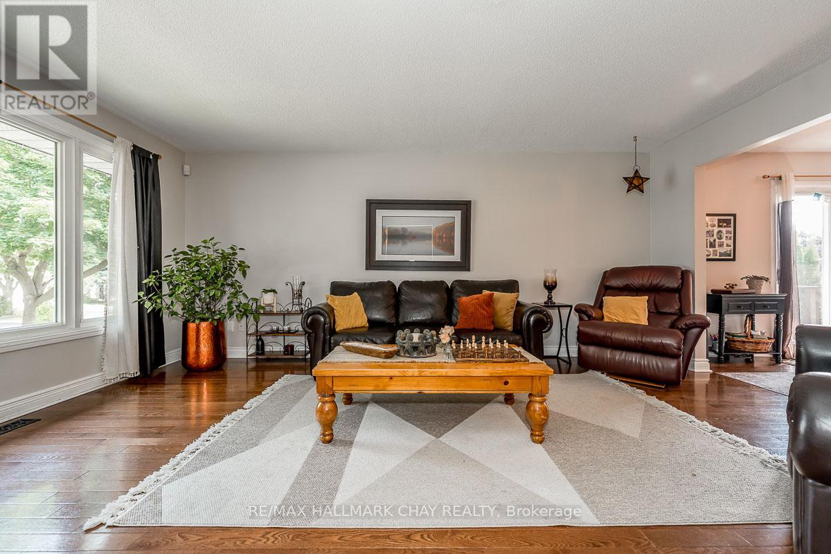 103 Imperial Crescent, Bradford West Gwillimbury, Ontario  L3Z 2N6 - Photo 13 - N12355132