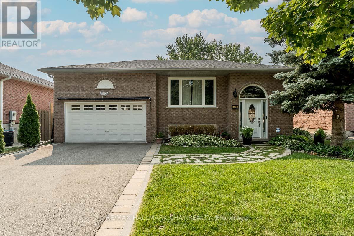 103 Imperial Crescent, Bradford West Gwillimbury, Ontario  L3Z 2N6 - Photo 2 - N12355132