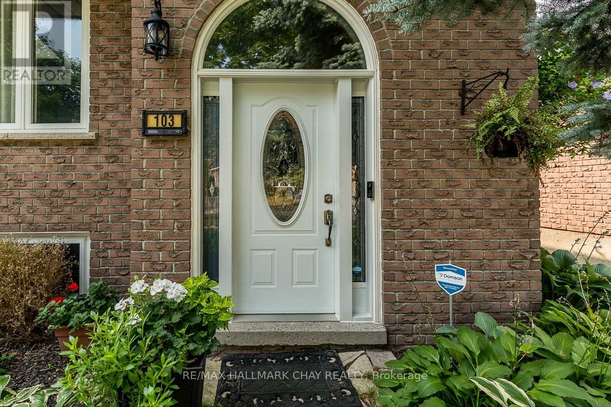 103 Imperial Crescent, Bradford West Gwillimbury, Ontario  L3Z 2N6 - Photo 3 - N12355132