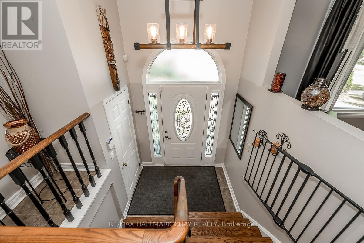 103 Imperial Crescent, Bradford West Gwillimbury, Ontario  L3Z 2N6 - Photo 4 - N12355132