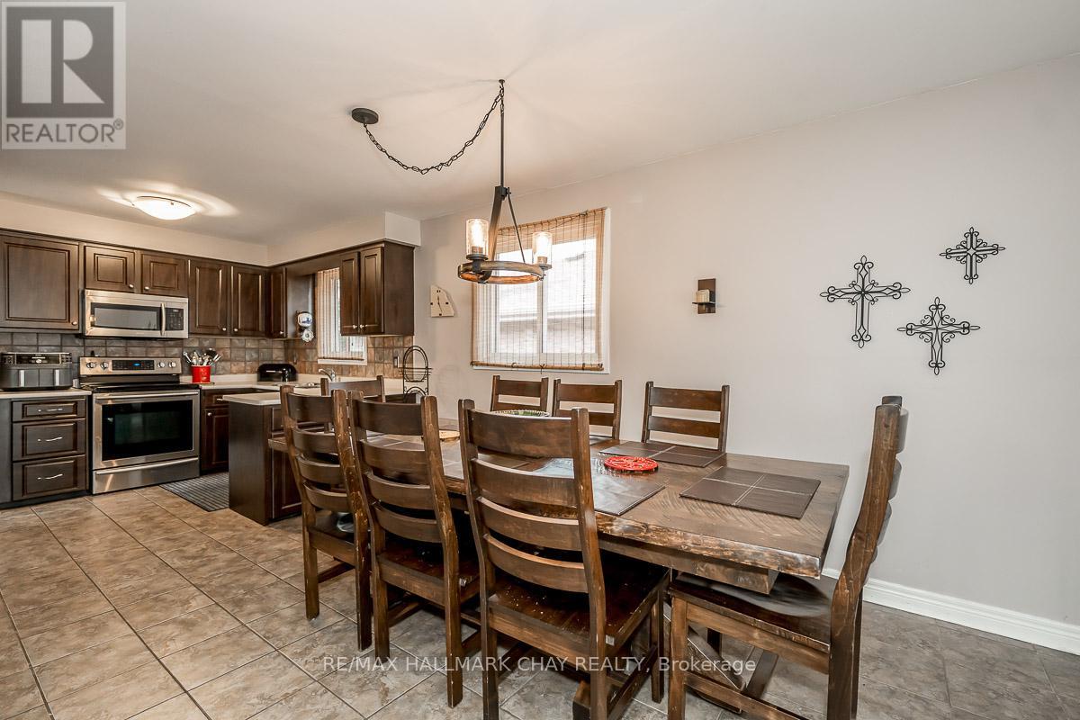 103 Imperial Crescent, Bradford West Gwillimbury, Ontario  L3Z 2N6 - Photo 6 - N12355132