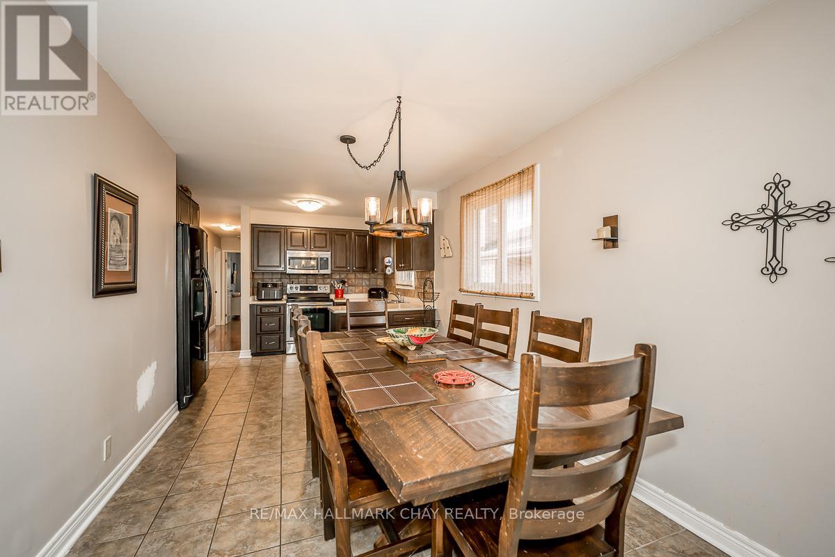 103 Imperial Crescent, Bradford West Gwillimbury, Ontario  L3Z 2N6 - Photo 7 - N12355132
