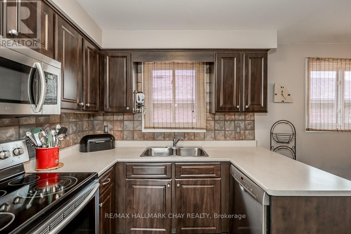 103 Imperial Crescent, Bradford West Gwillimbury, Ontario  L3Z 2N6 - Photo 8 - N12355132