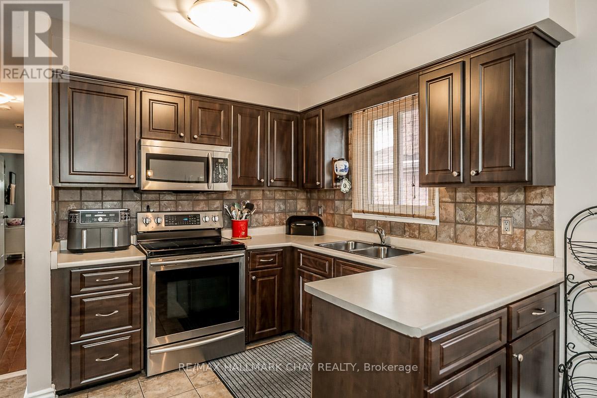 103 Imperial Crescent, Bradford West Gwillimbury, Ontario  L3Z 2N6 - Photo 9 - N12355132