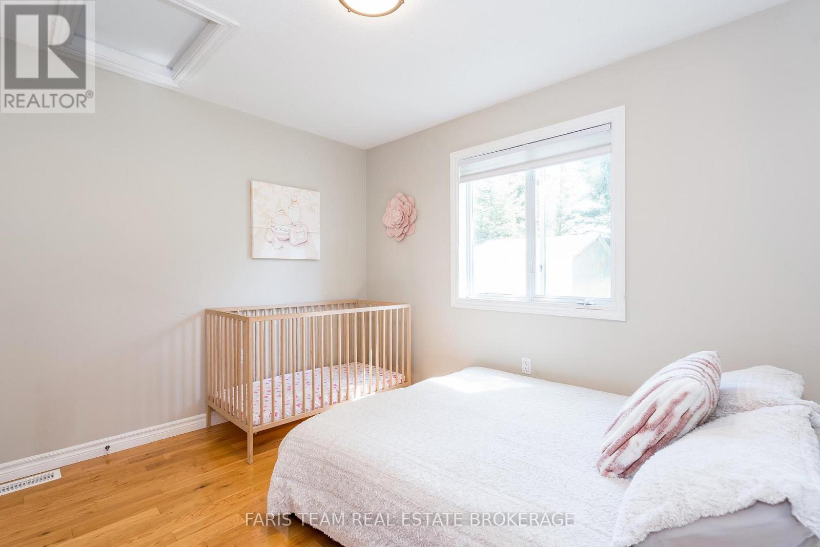 61 Pennsylvania Avenue, Wasaga Beach, Ontario  L9Z 3A8 - Photo 16 - S12355210