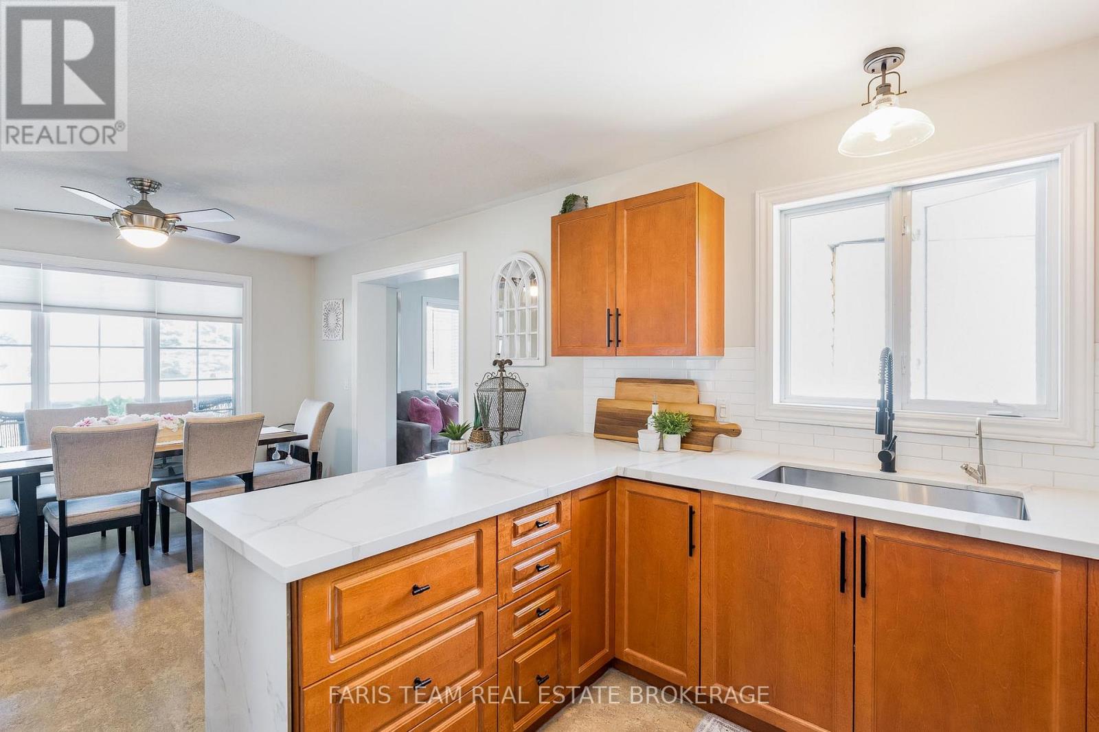 61 Pennsylvania Avenue, Wasaga Beach, Ontario  L9Z 3A8 - Photo 7 - S12355210