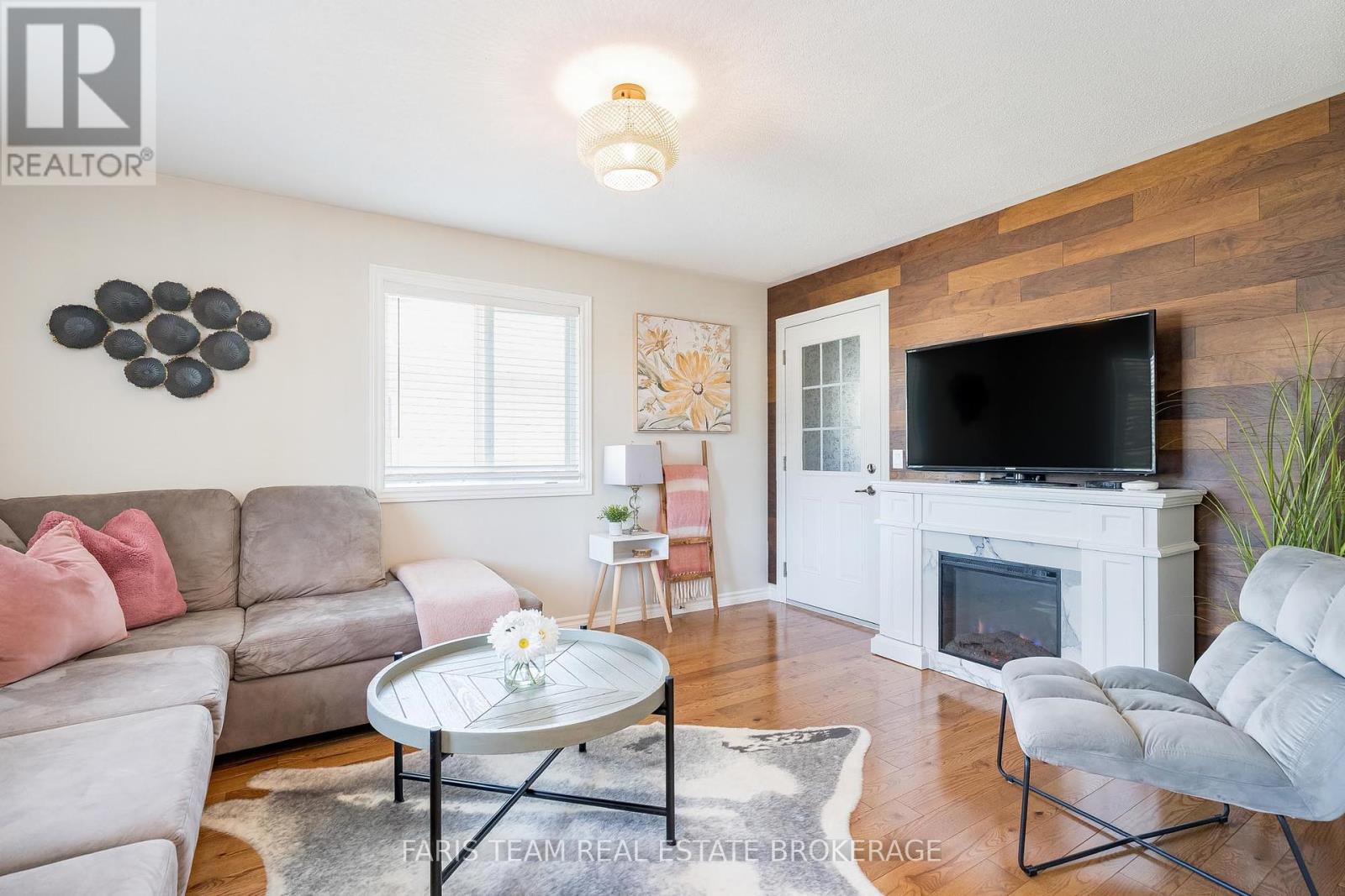 61 Pennsylvania Avenue, Wasaga Beach, Ontario  L9Z 3A8 - Photo 9 - S12355210